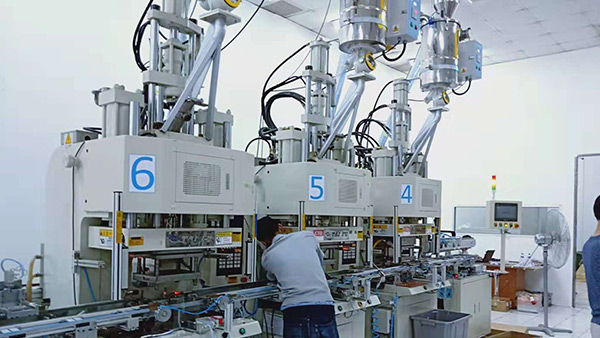 汽車配件使用機器手和人工的對比